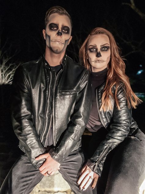 Couple Skull Costume, Day Of The Dead Makeup Couples, Skeleton Makeup Couple, Maquillage Halloween Couple, Couple Skull Makeup, Couple Makeup Halloween, Scary Couple Halloween Costumes Creative, Skeleton Costume Aesthetic, Couple Skeleton Costume