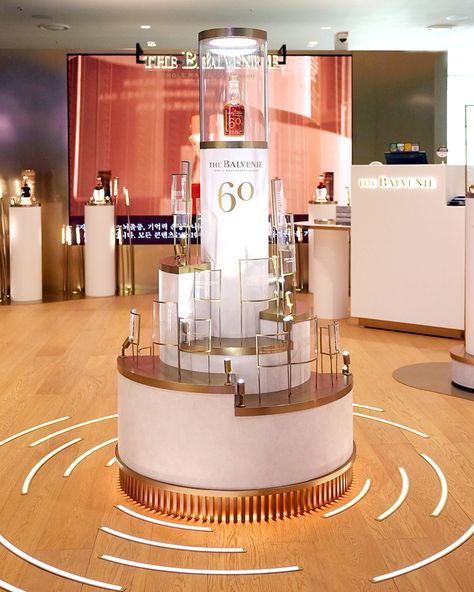 The Shilla Duty Free spotlights The Balvenie in head-turning pop-up at Incheon International Airport : Moodie Davitt Report Galerie Lafayette Paris, Vitrine Design, Stand Feria, Kiosk Design, Pop Display, Interior Display, Retail Store Design, Commercial Architecture, Retail Interior