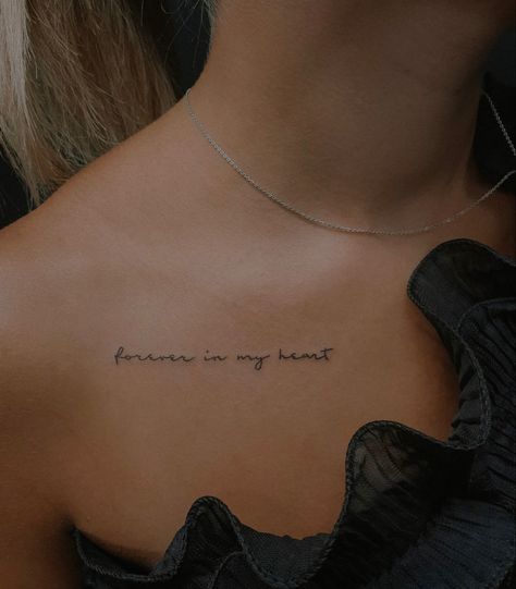 One Word Collar Bone Tattoo, Collar Bone Tattoo Danty, Collar Bone Tattoo Dainty, Collarbone Tattoo Writing, Cursive Collar Bone Tattoo, Colar Bone Tattoo For Women Meaningful, Collar Bone Tattoos For Women Quotes, Live And Learn Tattoo, Clavicle Tattoos For Women Quotes