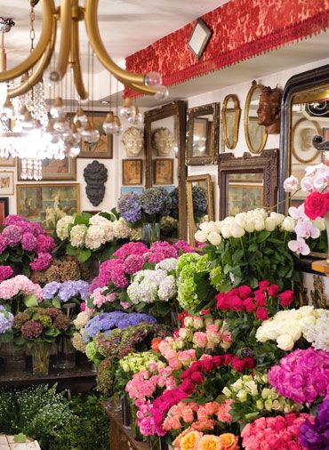 The Best Florists in Paris for Tourists and Locals Alike Parisian Flower Shop, Flower Shop Meterial Name Franch, Paris Floral Shop, Flower Shops In Paris, Paris Flower Shop Aesthetic, Paris Garden, Kon Tum, Natural Bouquet, Paris Illustration