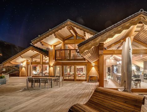 Amazing alpine chalet in Meribel France at night Alpine Extravagance: A Look Inside One of France’s Best Luxury #ski Chalet Luxury Terrace, Chalet House, Casas Country, Alpine Chalet, Chalet Interior, Chalet Design, Luxury Ski Chalet, Ski Chalets, Ski House