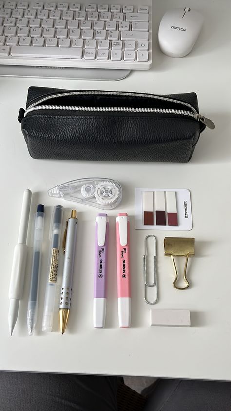 School Aesthetic Pencil Case, Pencil Bags Aesthetic, School Pencil Case Essentials, School Organisation Aesthetic, Study Supplies Aesthetic, School Pencil Case Aesthetic, Whats In My Uni Bag, School Aethestic, Aesthetic Pencil Cases