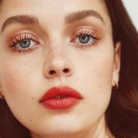 Bold Lip Makeup, French Makeup, Ideas De Maquillaje Natural, Bold Lip, Simple Makeup Looks, Glow Skin, Natural Brows, Makeup Tricks, Makeup Hacks