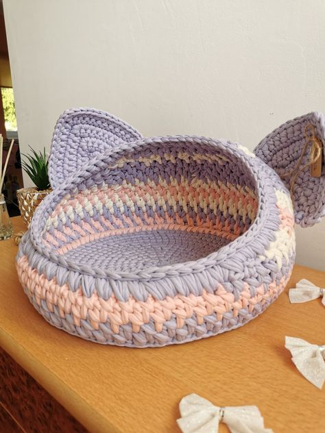 Cat Bed Pattern, Kat Haken, Katt Grejer, Crochet Cat Bed, Mode Crochet, Knitted Cat, Kawaii Crochet, Crochet Basket Pattern, Fun Crochet Projects