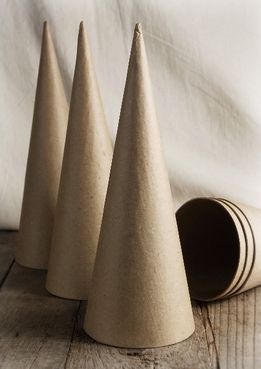 Árvore de Natal de barbante e sisal | Como fazer em casa Paper Mache Cone, Christmas Cones, Candy Land Christmas Decorations Diy, Candy Land Christmas Decorations Outdoor, Christmas Float Ideas, Cone Christmas Trees, Paper Cones, Paper Mache Crafts, Office Christmas Decorations