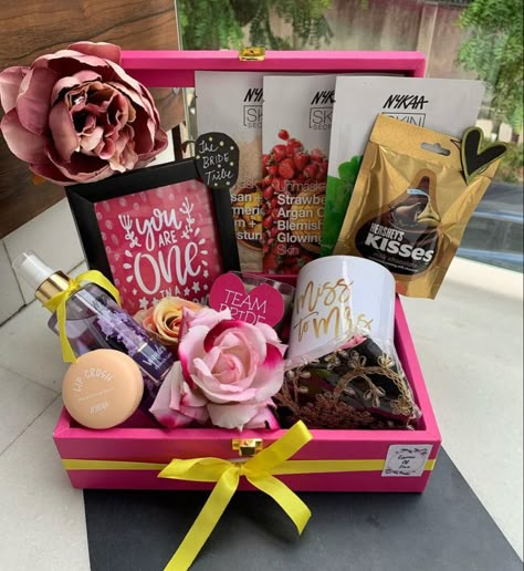 Trunk Box Gift Hamper, Bride To Be Gift Ideas Baskets, Small Hamper Gift Ideas, Bride To Be Hamper, Hamper Diy, Hampers Idea, Diwali Gift Ideas, Designer Tray, Diy Gift Basket