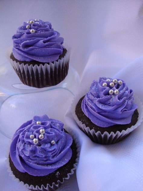 purple cupcakes Wedding Cakes Ideas, Halloween Wedding Cakes, Purple Cakes Birthday, Jenny Cookies, Purple Cupcakes, Purple Wedding Cakes, Purple Food, Purple Cakes, Fairy Cakes