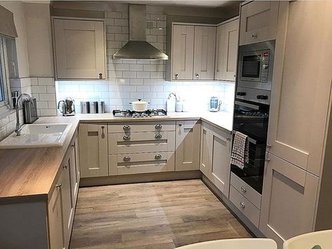 Introducing @emilyannehome new kitchen Looks fantastic Emily Absolutely love it #kitchen #kitchens #kitcheninspoweek #kitchenideas #kitcheninspo #kitcheninspiration #interior #interiors #interior123 #interiorlove #interiorinspo #interiordesign #interior2you #interiorblogger #interiorblog #home #homedecor #homerenovation #homereno #homerenoideas #myhome #instahome #instahomedecor #instahomedesign #countrykitchen #shakerkitchen Diy Kitchen Renovation, U Shaped Kitchen, New Kitchen Cabinets, Kitchen Remodeling Projects, Kitchen Remodel Small, Kitchen Remodel Idea, Kitchen Layout, Küchen Design, Beautiful Kitchens