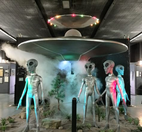 Outfit Ideas Halloween, Indoor Halloween Decor Ideas, Halloween Matching Pfp, Indoor Halloween Decor, Alien Party, Alien Halloween, Space Theme Party, Halloween Decor Ideas, Alien Spaceship