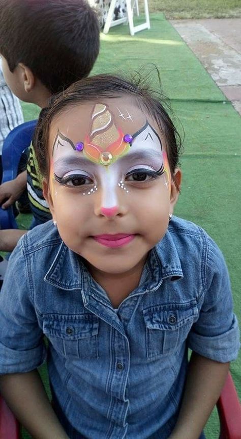 Unicorn Facepainting. Ideen für eine Einhornparty zum Kindergeburtstag: Einhorn-Schminken für Mädchen. #geburtstag #einhorn #unicorn Face Painting Unicorn, Bodysuit Tattoos, Girl Face Painting, Face Painting Easy, Cool Halloween Makeup, Kids Face Paint, Unicorn Makeup, Pintura Facial, Unicorn Costume