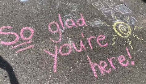 Teacher Chalk Art, Positive Chalk Art, Back To School Chalk Art, Chalk The Walk, Chalk Art Quotes, Chalk Quotes, School Chalkboard Art, Walk Ideas, Fun Chalk Art