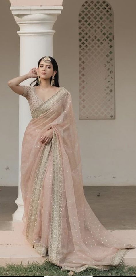 Saree For Best Friends Wedding, Saree For Reception Bridesmaid, Banarasi Saree Outfit, Cocktail Saree Indian Weddings, Wedding Saree For Bridesmaid, Pastel Bridal Saree, Sarees For Mothers, Bridesmaid Saree Look, Reception Saree Look For Bride