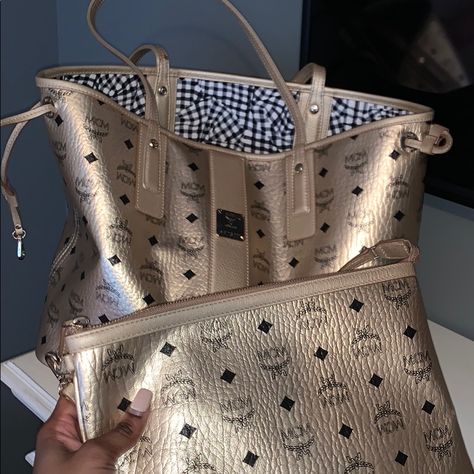 Bag Tote Plus The Pouch That Goes Inside Of The Purse! And The Shoes Mcm Bags Purses, Baddie Purses, Mcm Tote Bag, Mcm Purse, Mcm Bag, Purse Outfit, Mcm Bags, Pretty Bags, Bags Purses