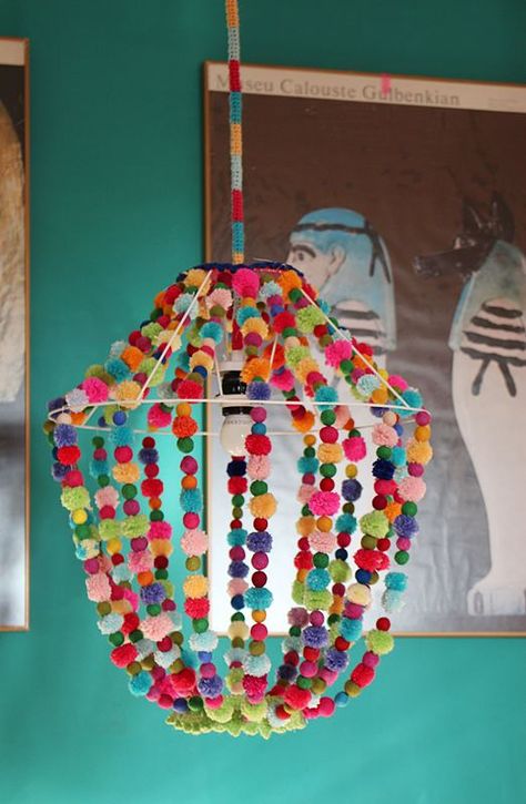 the creative night shift: Project of the week: Pom pom chandelier Bizarre Decor, Koti Diy, Diy Lampe, Hemma Diy, Pom Pom Crafts, Diy Bricolage, Diy Chandelier, Deco Boheme, July Crafts