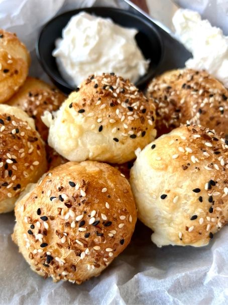 High Protein Bagel Bites - Cream Cheese Stuffed! - Fit Healthy Macros Healthy Delicious Recipes Dinner, Protein Cream Cheese Recipes, Macro Friendly Bagel Recipes, High Protein Bagel Bites, High Protein High Carb Snacks, Things To Eat With Cream Cheese, High Protein Filling Snacks, High Protein Cream Cheese, Quick Healthy Protein Snacks