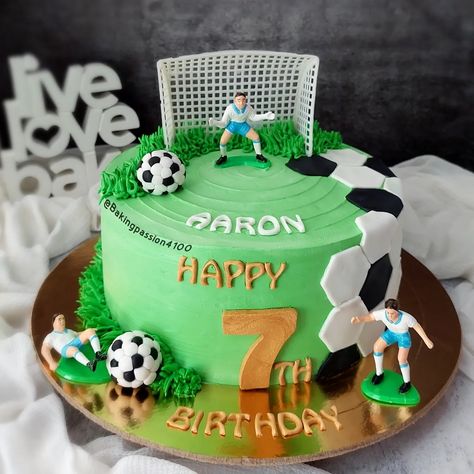 Soccer Smash Cake, Football Cakes For Boys Birthdays, Soccer Theme Birthday Cake, Football Torte, Soccer Cake Ideas For Boys, Birthday Football Cake, Birthday Cake Football, Football Cakes For Boys, Soccer Themed Cake