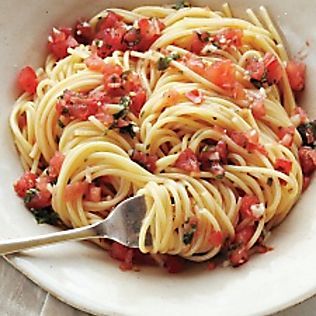 The Most-Pinned Martha Stewart Recipes of 2015 | Martha Stewart Pasta With Fresh Tomatoes, Fresh Tomato Pasta, Makanan Italia, Fresh Tomato Sauce, Garlic Olive Oil, Good Eat, Deilig Mat, Idee Pasto Sano, Alfredo Sauce