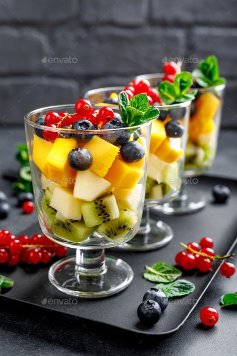 Salad Presentation, Salad Design, Fruit Buffet, Fruit Platter Designs, Fruits Decoration, Summer Salads With Fruit, Dessert Aux Fruits, Fresh Salad, Fruit Decorations