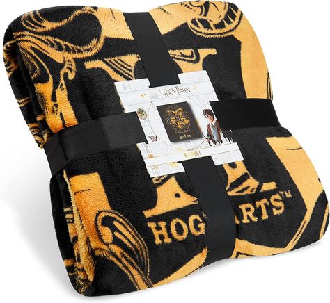 Super-soft Harry Potter fleece throw - snuggle up into a world of magic with this throw blanket for kids, teens and adults featuring a striking black and gold Hogwarts house crest design Black And Gold Logo Design, Harry Potter Bertie Botts, Harry Potter Blanket, Hogwarts Houses Crests, Gold Logo Design, Cosy Blanket, Crest Design, Harry Potter Merchandise, Hogwarts Crest