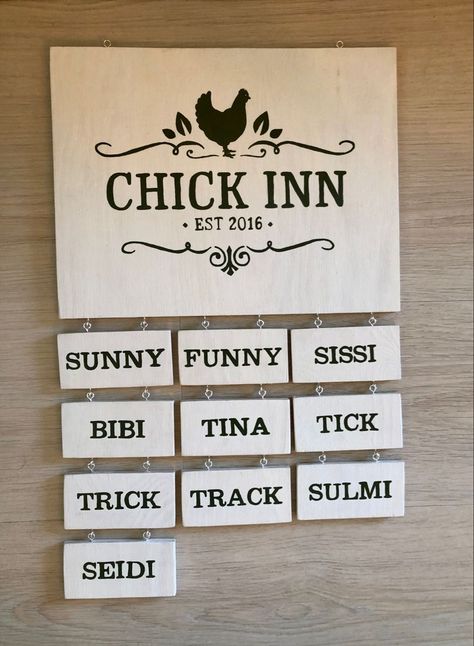 Cute Chicken Coop Decor Ideas, Chicken Signs Diy, Diy Chicken Signs, Chicken House Signs, Diy Chicken Coop Decor Ideas, Cute Chicken Signs, Sign For Chicken Coop, Cricut Chicken Projects, Cute Chicken Coop Signs