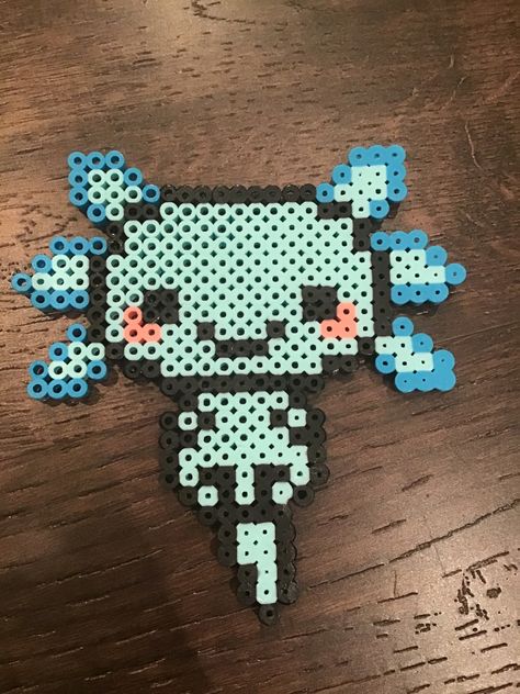 Rencontrez Axo, mon petit axolotl en perle a repasser super facile et mignon! Perler Axolotl, Minecraft Axolotl Perler Beads, Axolotl Perler Bead Patterns, Hama Beads Patterns Pokemon, Melt Beads Ideas, Cute Hama Beads, Axolotl Perler Beads, Axolotl Pixel Art, Things To Make With Perler Beads