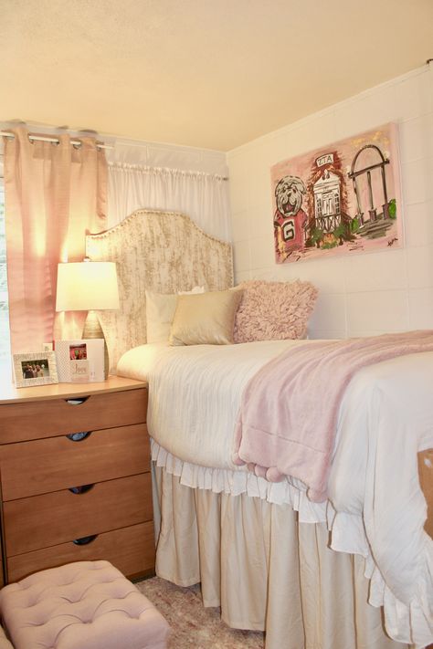 Pink And Cream Dorm Room, Croquette Dorm Room, Pink And White Dorm Room Aesthetic, Single Bed Dorm Room Ideas, Love Shack Fancy Dorm Room, Pastel Pink Dorm Room, Cute College Dorms, Dorm Suite Ideas Living Room, Light Pink Dorm Room Ideas