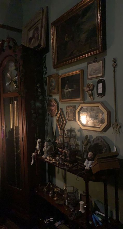 Moody Maximalism Aesthetic, Cottagecore Dark Academia Living Room, Earthy Goth Aesthetic Bedroom, Aesthetic Apartment Dark, Gothic Dark Academia Bedroom, Victorian Decor Aesthetic, Clutter House Aesthetic, Dark Academia Bathroom Decor, Crow Core Room