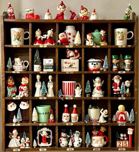 Christmas Booth, Christmas Home Decor Ideas, Kitschy Christmas, Christmas Shadow Boxes, Christmas Vignettes, Country Christmas Decorations, Fun Christmas Decorations, Christmas Interiors, Buy Sell Trade