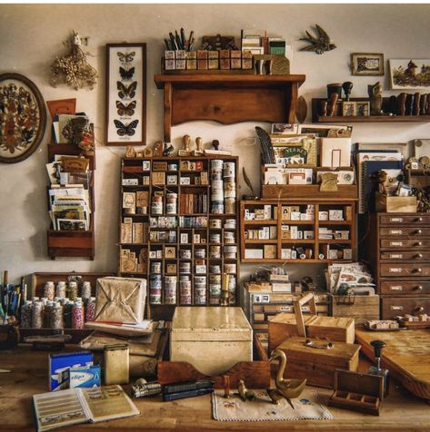 Dream art studio right here 🥰😍 Art Storage Closet, Antique Art Studio, Victorian Art Studio, Dark Academia Craft Room, Art Studio Desk, Light Academia Aesthetic Room, Rustic Art Studio, Dream Art Studio, Vintage Art Studio