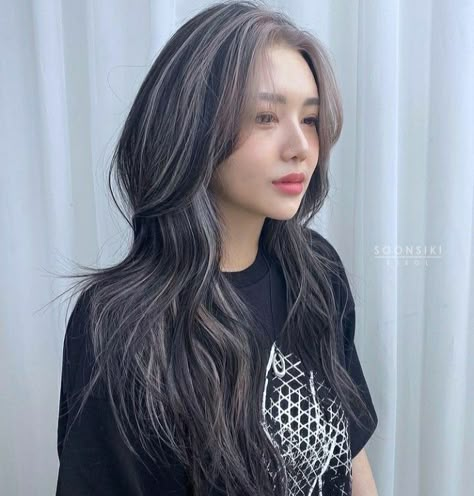 Nails Selfie, Korean Hair Color, Hair Color Underneath, Hair Color Streaks, Beauty Hairstyles, Hair Streaks, Shot Hair Styles, Hair Stylies, Haircuts Straight Hair