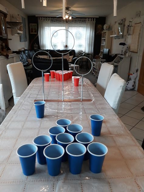 Harry Potter - Quidditch aus Beer Pong - Spiel, selbstgemacht. Stangen auf einen schweren Untergrund anbringen und Stickrahmen anbringen. Ansprühen nach Geschmack und schon kann man loslegen. Harry Potter Beer Pong, Quidditch Pong, Harry Potter Motto Party, Harry Potter Tag, Harry Potter Party Games, Hogwarts Party, Harry Potter Theme Birthday, Harry Potter Halloween Party, Harry Potter Bday