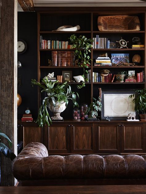 Vicki Wood - The Design Files | Australia's most popular design blog. Amazing Apartments, Vintage Apartment, Looks Country, Bookshelf Styling, Simple Living Room, Cool Apartments, Living Room Colors, The Design Files, Small Living