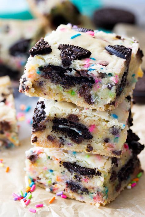 Funfetti Oreo, Chewy Blondies, Oreo Bars, Oreo Recipes, Oreo Cookie, Läcker Mat, Savoury Cake, Mini Chocolate Chips, Oreo Cookies