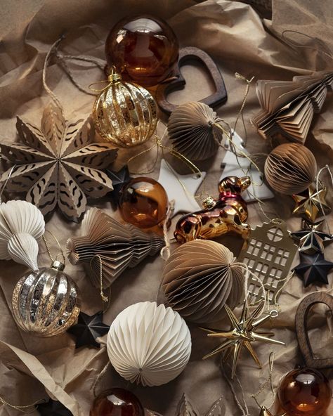 H&M Home unveils Christmas collection for 2020 Neutral Christmas Tree Garland, Chocolate Brown Christmas Decor, Joulun Aika, Diy Natal, Christmas Decor Trends, Hope Christmas, Diy Jul, Neutral Christmas, Velvet Christmas