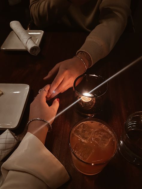 Cliche Couple Pictures, Couple Dining Photography, Dinner Date Aesthetic, Couples Dinner, Restaurant Pictures, Instagram Couples, Dinner Restaurants, Proposal Photography, Restaurant Photography