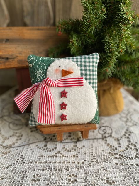 Felt Squares Projects, Snowman Pillow Pattern, Mini Christmas Pillows, Snowman Pillow Diy, Snowman Pillows To Make, Quilted Christmas Pillows, Snowman Decorating Ideas, Christmas Pillows To Make, Diy Christmas Pillows