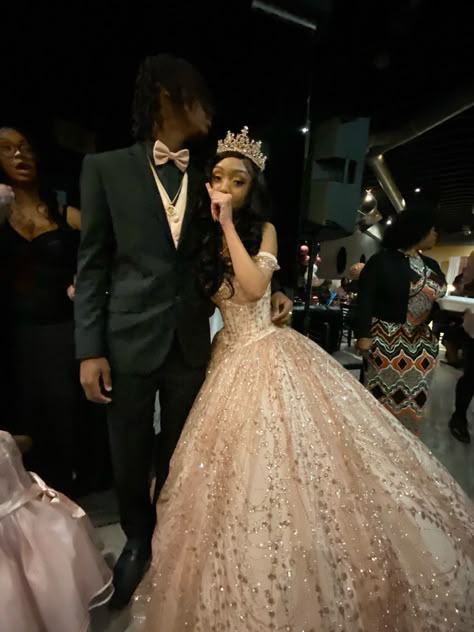 Quinceanera Afro Latina, Sweet 16 Party Ideas Airbnb, Afro Latina Quinceanera, Black Chambelan Outfits, Chambelanes Outfits Pink, Small Quince Dresses, Quince Guest Dresses, Chambelanes Outfits Quinceanera Pink, Quencinera Ideas