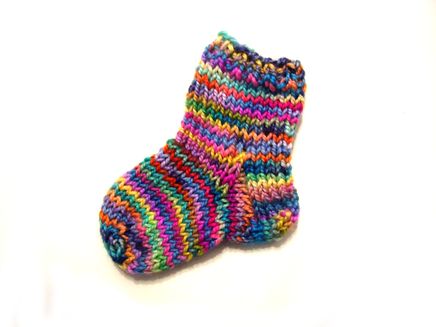 Free mini knitted sock pattern! This would be great for Christmas ornaments! Click through and download! Knit Sock Pattern Free, Sock Pattern Free, Knit Sock Pattern, Projek Mengait, Baby Socks Knitting Pattern, Baby Socks Pattern, Stocking Ornaments, Baby Socks Knit, Miniature Knitting