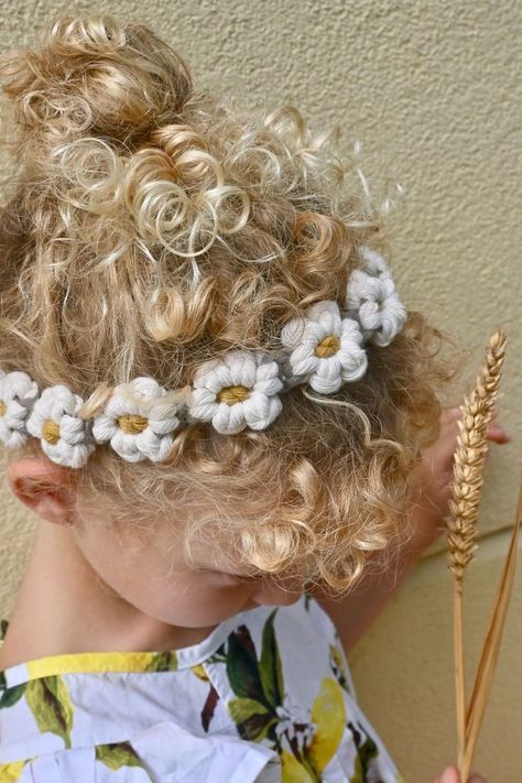 This macrame daisy headband is one of the 80+ macrame projects you can access as soon as you join 'your Macrame community' the membership. A library of high-quality and step-by-step macrame projects for beginners to advanced levels. All the best macrame tutorials in one place! If you want to join the community and start making outstanding macrame that your followers will love, JOIN today Macrame Projects For Beginners, Macrame Daisy, Macrame Headband, Simpul Makrame, Crochet Hairband, Macrame Baby, Daisy Headband, Diy Hair Accessories Ribbon, Macrame Tutorials