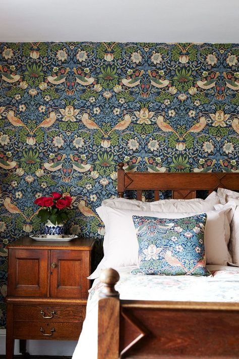 This Georgian farmhouse in Northamptonshire is a perfect pocket of the Arts and Crafts movement Detailed Wallpaper, Georgian Farmhouse, Arts And Crafts Interiors, Georgian Style Homes, Arts And Crafts For Teens, Storage Cupboard, Arts And Crafts House, Crafts Videos, Art And Craft Design