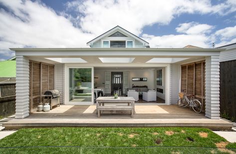 Herne Bay House | HOME Magazine Deck Extension Ideas Backyards, Brisbane House, Modern Driveway, Guest Bathroom Renovation, Weatherboard House, Alfresco Area, Outdoor Living Rooms, Rear Extension, Bay House