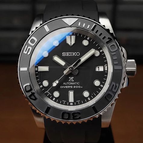 Stunning Custom Build Monochrome Diver 200m #wavedials What are your thoughts on this stunning timepiece ?? Seiko Skx, Mechanical Power, Seiko Diver, Monochrome Watches, Seiko Mod, Pure Design, Bag Display, Style Minimaliste, 200m