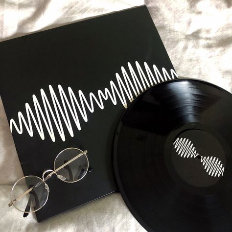 Vinyl Artic Monkeys, Arctic Monkeys Am Vinyl, Arctic Monkeys Vinyl Aesthetic, Vinyl Arctic Monkeys, Music Obsessed Aesthetic, Music Drawings Aesthetic, Vinyl Disc Aesthetic, Disc Aesthetic, Aesthetic Arctic Monkeys