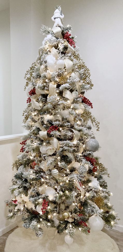 Christmas Tree Themes Unique, Gold And Silver Christmas Tree, Gold And Silver Christmas, Christmas Tree Gold, Red And Gold Christmas, Flocked Tree, Red And Gold Christmas Tree, Flocked Christmas Tree, Christmas Tree Decorating Themes