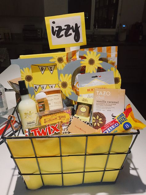 pi beta phi sorority big little basket yellow sunflower theme crafts Sorority Baskets, Big Lil Gifts, Big/little Baskets, Little Gifts Sorority, Big Little Basket, Yellow Basket, Sunflower Theme, Bff Birthday Gift, Cute Gifts For Friends