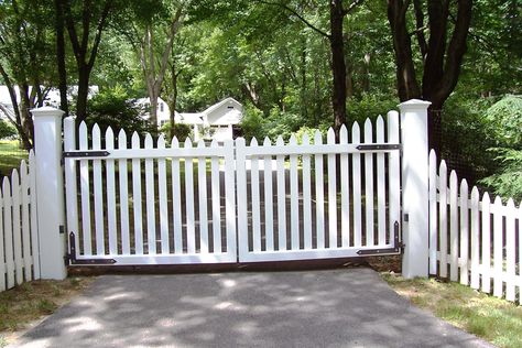 Automated white wood picket gate Hampton Fence, Picket Fence Gate, Wood Gates Driveway, Picket Gate, Lancaster House, Wood Picket Fence, Wood Fence Design, Fence Gate Design, Gate Ideas