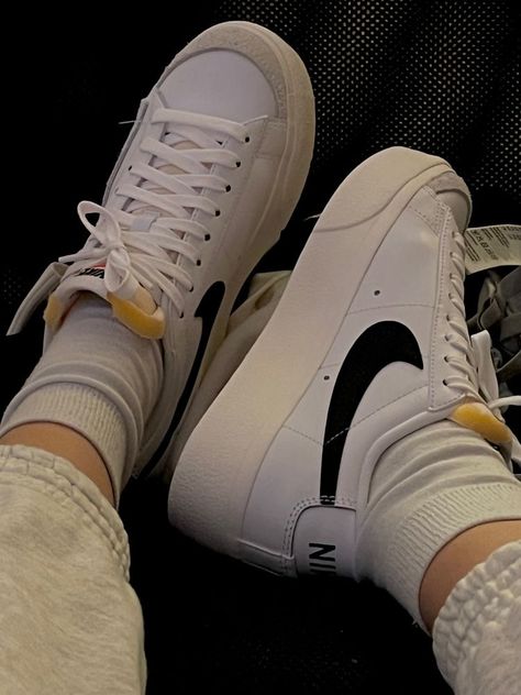 Platforms Aesthetic, Low Top Nikes, Platform Outfit, Nike Blazers Outfit, Corps Idéal, Boty Nike, Nike Blazer Low, Shoes Heels Classy, Blazer Low