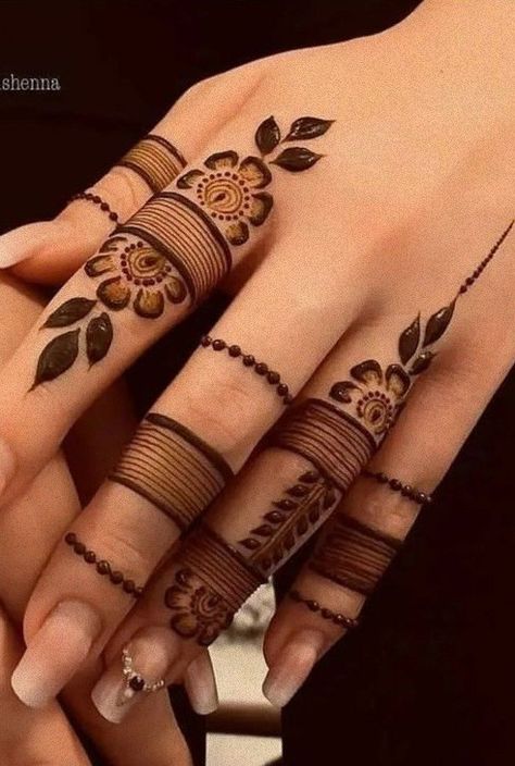 Simple lines and dots henna on fingers with some flowers Easy Finger Henna, Mehndi Design For Fingers, Henna Design For Beginners, Finger Henna Design, Henna Design Easy, Henna For Beginners, Finger Mehendi Designs, Simple Mehendi Designs, मेहंदी डिजाइन