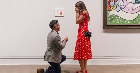 Guy’s Proposal Will Probably Get Him Banned From The Met For Life, But It Was Totally Worth It | Bored Panda Best Marriage Proposals, Leather Wine Carrier, Man Proposing, Leather Money Clips, Good Buddy, Marriage Proposals, Bridal Party Gifts, Beautiful Gifts, Museum Of Modern Art