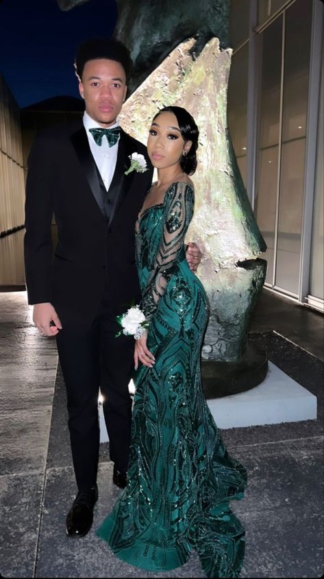 Follow me for more !! Green Prom Couple, Baddie Prom, Baddie Prom Dresses, Prom Couples Outfits, Long Sleeve Mermaid Prom Dress, Emerald Green Prom Dress, Classy Prom, Prom Inspiration, Prom Couples